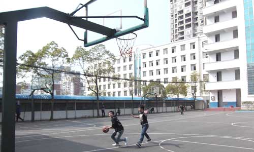 益阳市四通电脑中等专业学校篮球场环境